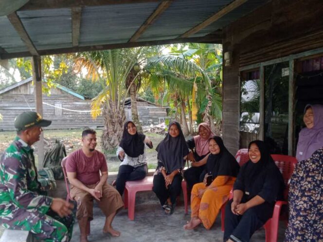 
					Babinsa Koramil 04/LB Tampubolon melaksanakan Komsos di wilayah binaannya membahas tentang agar terhindarnya anak dari gizi buruk (Stunting)