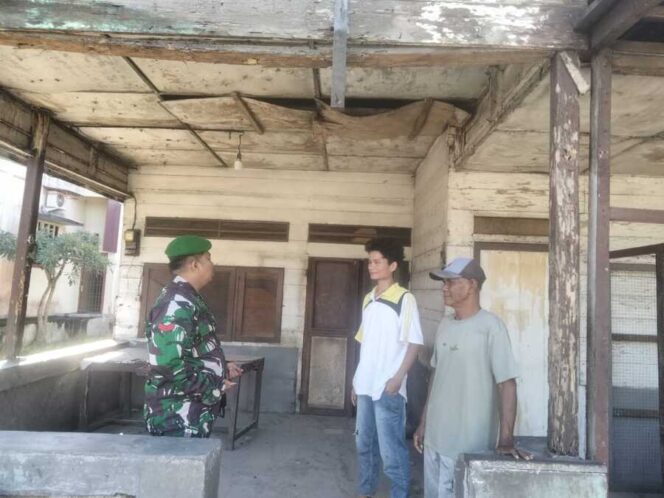 
					Babinsa Koramil 05/BD Koptu Alamsyah Ritonga  melaksanakan Komunikasi sosial (Komsos) di Rumah Bapak Raja Munthe di Desa Poldung Kecamatan Aek Natas Kabupaten Labuhanbatu Utara, Senin (09/06/2025)
