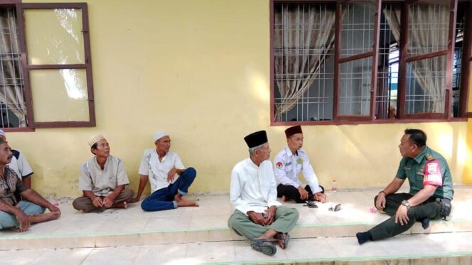 
					Babinsa Koramil 09/NL Peltu Muhammad Hakim, melaksanakan komunikasi sosial (Komsos) bersama tokoh agama Senin (09/06/2025)