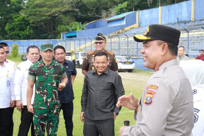 
					Komandan Kodim (Dandim) 0209/LB Letkol Inf Yudy Ardiyan Saputro, S.IP menyambut hangat kedatangan Kepala Kepolisian Daerah (Kapolda) Sumatera Utara, Irjen Pol Whisnu Hermawan Februanto, S.I.K., M.H.,  di lapangan Sepak Bol Stadion Bina Raga Rabu (11/06/2025)