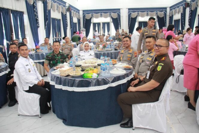 
					Jamuan makan siang Kapolda Sumatera Utara Irjen. Pol. Whisnu Hermawan Februanto, S.I.K., M.H., di Pendopo Rumah Dinas Bupati Labuhanbatu, Jalan WR Supratman, Kecamatan Rantau Utara, Rabu kemarin (11/06/2025)