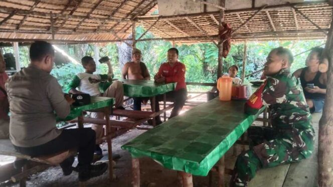 
					Babinsa Koramil 12/LP Serda Pahrul Rozi, bersama tim patroli terpadu Karhutla Jumat (13/06/2025)