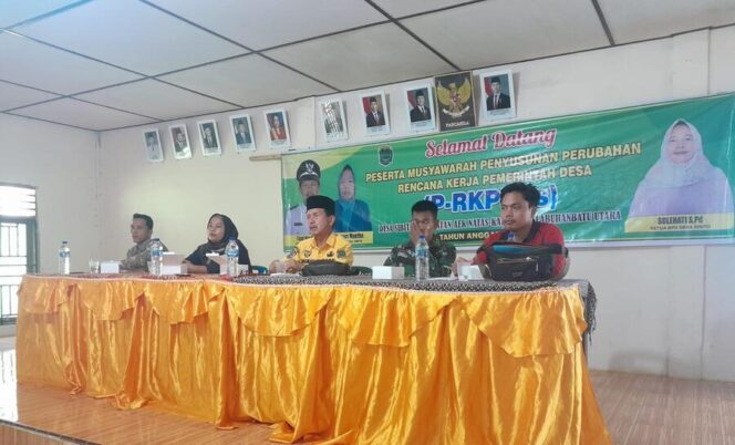 
					Babinsa Koramil 05/BD Serda Mukhlis menghadiri acara RKPdes di kantor Desa Sibito Kecamatan Aek Natas, Kabupaten Labuhanbatu Utara, Jumat (13/06/2025)
