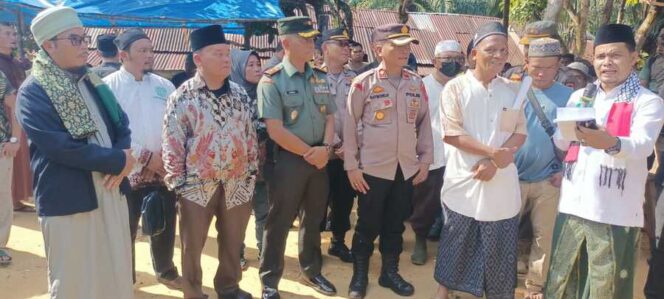 
					Danramil 11/KP Mayor Inf Hendra Gunawan ikut dalam pengamanan aksi unjuk rasa oleh Aliansi dan Forum Masyarakat Simaninggir tentang penertiban penutupan tempat hiburan malam di Lingkungan Simaninggir Kecamatan Kotapinang Kabupaten Labuhanbatu Selatan, Jumat (13/06/2025)
