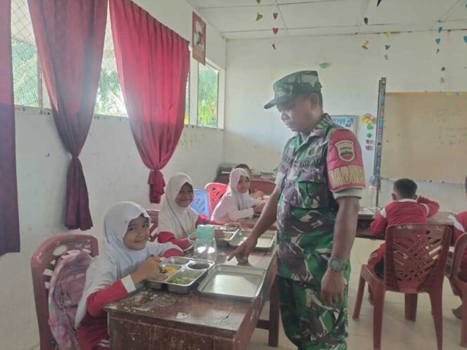 
					Babinsa Koramil 01/AK Serma Iwan Sulaiman melakukan pendampingan pelaksanaan pendistribusian MBG Jumat (13/06/2026)