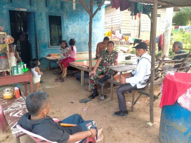 
					Babinsa Koramil 12/LP Koptu Antono melaksanakan kegiatan Komunikasi Sosial (Komsos) di warung milik Syukur Nasution Sabtu (14/06/2025)