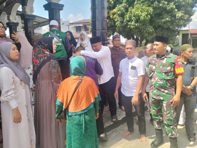 
					Serma Endi Espana  Beserta 1 orang personil Ikut mewakili Danramil 07/AKB menghadiri acara penyambutan kembali jamaah Haji yang dilaksanakan di Masjid Al Muttaqin kelurahan Aek Kota Batu, Minggu (15/06/2025)