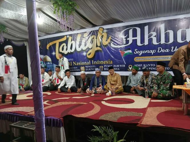 
					Babinsa Koramil 12/LP Sertu Dedy Harahap dan Serda Rico Wahyudi menghadiri kegiatan Tabligh Akbar dan Penggalangan Dana untuk Palestina di Lapangan Dusun Simpang Rantojior Minggu malam (15/06/2025)