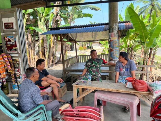 
					Babinsa Koramil 05/BD Serma Devi Hermansyah melaksanakan Komsos di Desa Karang Anyer Kecamatan Aek Kuo Kabupaten Labuhanbatu Utara, Senin (16/06/2025)