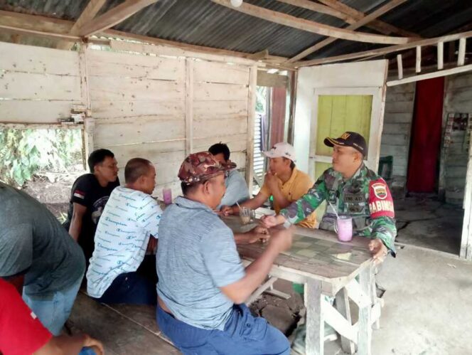 
					Babinsa Koramil 04/Labuhan Bilik Sertu Maulana Chalik menjalin hubungan silaturrahmi (Komsos ) yang baik dengan warga binaan di Warung milik Ahmad Hasibuan Selasa (17/06/2025)