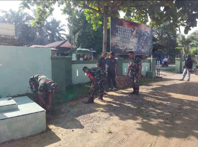
					Danramil 12/LP Kapten Inf J. Sembiring  memimpin langsung kegiatan pembersihan lingkungan Markas Koramil 12/LP yang berlokasi di Kelurahan Langga Payung, Kecamatan Sungai Kanan, Kabupaten Labuhanbatu Selatan, Rabu (17/06/2025)