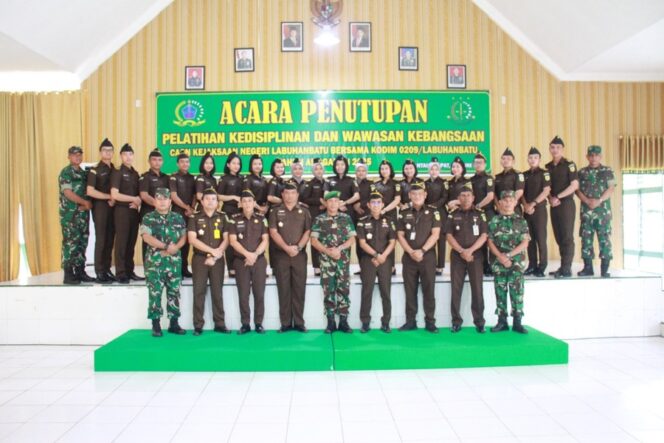 
					Upacara penutupan pelatihan Peraturan Baris Berbaris (PBB) dan Wawasan Kebangsaan bagi Calon Aparatur Sipil Negara (CASN) Kejaksaan Negeri Labuhanbatu 