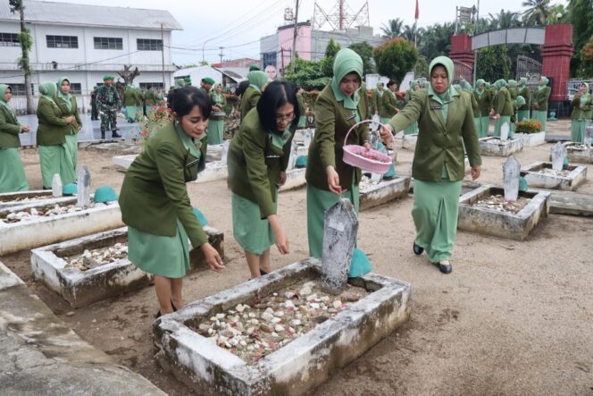 
					Persit Kartika Chandra Kirana (KCK) Cabang XXXVI melaksanakan ziarah rombongan di Taman Makam Pahlawan Jalan Ahmad  Yani Kecamatan Rantau Utara Kabupaten Labuhanbatu, Rabu (18/06/2025)