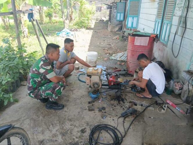 
					Babinsa Koramil 13/AN Serda Agus Komsos dengan warga di wilayah binaannya di Desa Pematang Seleng  Kecamatan Bilah Hulu Kabupaten Labuhanbatu, Rabu (18/06/2025)