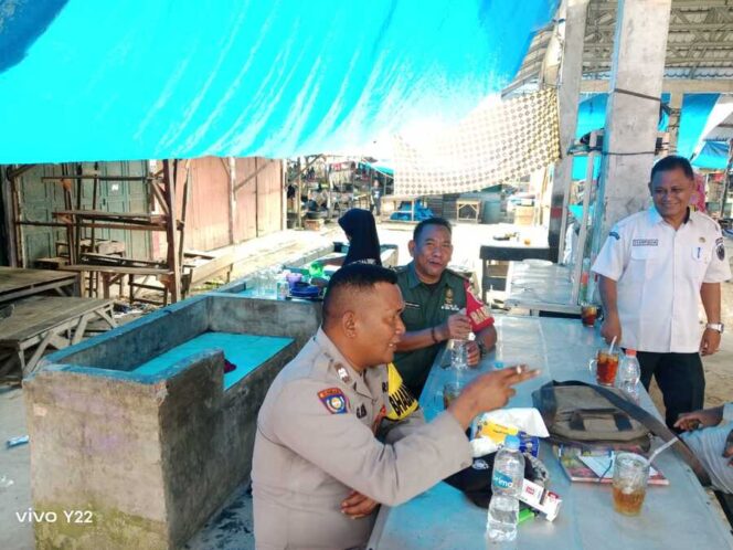 
					Babinsa Koramil 09/NLPeltu Muhammad Hakim melaksanakan kegiatan Komunikasi Sosial (Komsos) di Pajak Pekan Negeri Lama Kecamatan Bilah Hilir  Kabupaten Labuhanbatu, Rabu (18/06/2025)