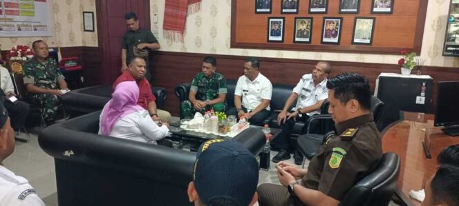 
					- Danramil 11/KP Kodim 0209/Labuhanbatu Mayor Inf Hendra Gunawan menghadiri rapat terkait pemasangan plang Penertiban Kawasan Hutan (PKH) yang dilaksanakan di Kantor Kejaksaan Negeri Labuhanbatu Selatan, Jalan Istana Kelurahan Kota Pinang Kecamatan Kotapinang Kabupaten Labuhanbatu Selatan, Rabu (18/06/2025)