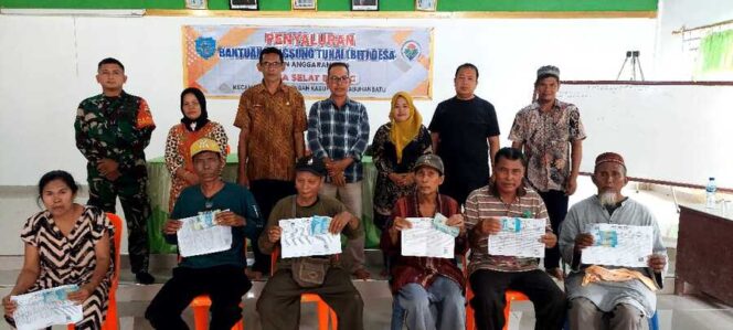 
					Babinsa Koramil 04/Labuhan Bilik Serda Tua Pandapotan Manullang turut mendampingi proses pembagian BLT Dana Desa kepada warga di Desa Selat Beting Kecamatan Panai Tengah Kabupaten Labuhanbatu, Jumat (20/06/2025)