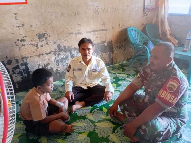 
					Babinsa Koramil 09/NL Serda Rudianto anjangsana ke rumah salah satu warga binaan di Dusun Air Kecil Sabtu (21/06/2025)