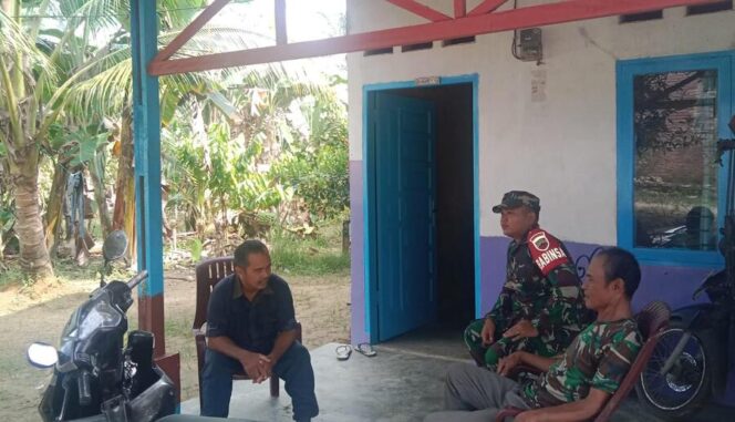 
					Babinsa Koramil  04/LB Pratu Guntur Syahputra melaksanakan Komsos, Sabtu (21/06/2025)