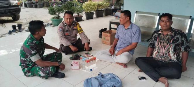 
					Babinsa Koramil 09/NL Sertu Muhammad Ridwan, melaksanakan kegiatan komunikasi sosial (komsos) bersama Bhabinkamtibmas Aipda Pol Budi Arianto Sabtu  (21/06/2025)