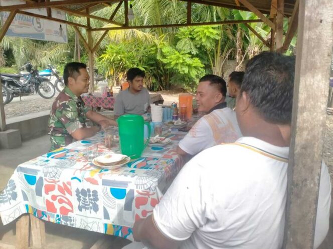 
					Babinsa Koramil 12/LP Serda Rico Wahyudi lakukan Komsos di warung milik M. Syukur Nasution, Minggu (22/06/2025)