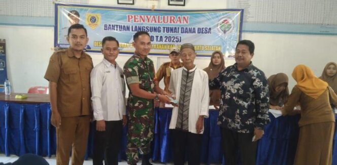 
					Babinsa Koramil 12/LP Serda Pahrul Rozi melaksanakan kegiatan pengawalan dan pendampingan pembagian BLT Selasa (24/06/2025)