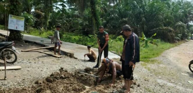 
					Babinsa Koramil 09/NL Kodim 0209/Labuhanbatu Serda Dedi Irama bersama warga melaksanakan kegiatan perbaikan pipa saluran pembuangan air yang mengalami penyumbatan Selasa (24/06/2025)
