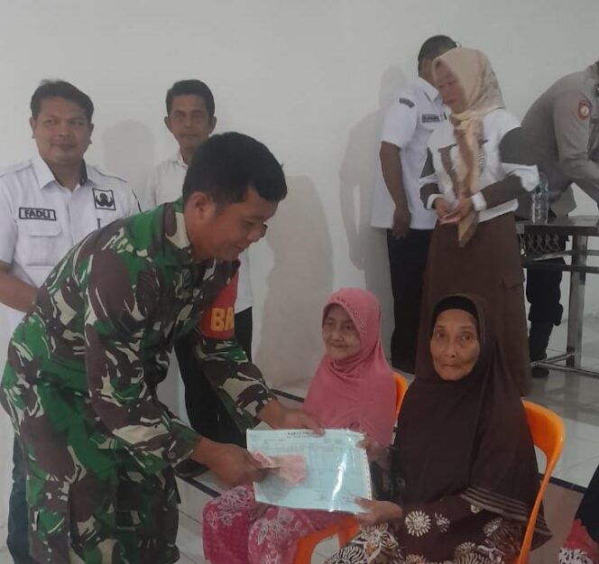 
					Babinsa Koramil 04/Labuhan Bilik Sertu Tumpak Tampubolon menghadiri kegiatan penyaluran BLT-DD Rabu (25/06/2025) 