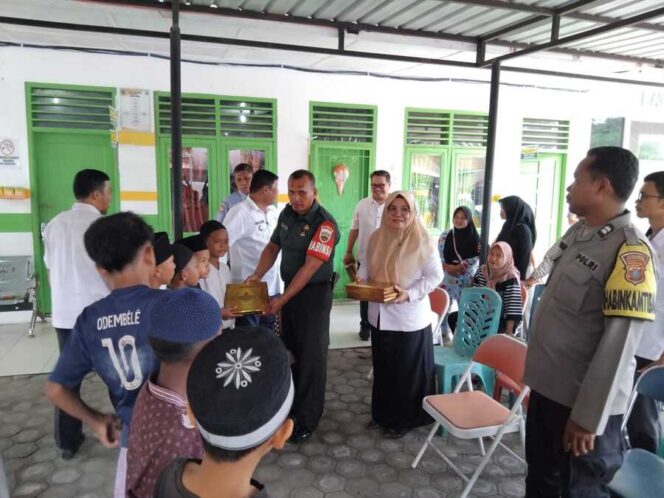 
					Babinsa Koramil 01/AK menghadiri kegiatan sunat massal gratis dalam rangka menyambut HUT Kabupaten Labuhanbatu Utara ke-17 di Desa Londut Kecamatan Kualuh Hulu Kabupaten Labuhanbatu Utara. Rabu (26/06/2025)