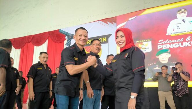 
					Ucapan selamat oleh Bupati Labuhanbatu dr. Hj. Maya Hasmita, Sp.OG., M.KM., kepada Ketua Umum Perbakin Labuhanbatu Letkol Inf Yudy Ardiyan Saputro, S.I.P., yang juga sebagai Dandim 0209/LB setelah resmi dikukuhkan