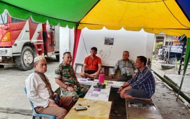 
					Babinsa Koramil 09/NL Peltu Muhammad Hakim, melaksanakan kegiatan komunikasi sosial (komsos) bersama tokoh agama (Toga) H. Ucok Heri di warung Sawal Lingkungan Kota Kelurahan Negeri Lama Kecamatan Bilah Hilir Kabupaten Labuhanbatu, Jumat (27/06/2025)