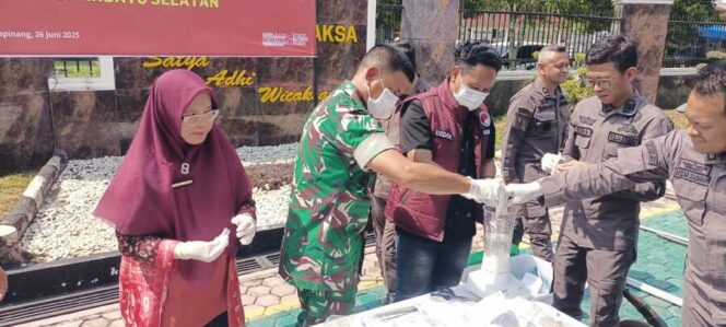 
					Danramil 11/KP Mayor Inf Hendra Gunawan saat pemusnahan barang bukti di Kantor Kejaksaan Negeri Labuhanbatu Selatan Jalan Istana Kelurahan Kotapinang Kabupaten Labuhanbatu Selatan, Kamis (26/06/2025)