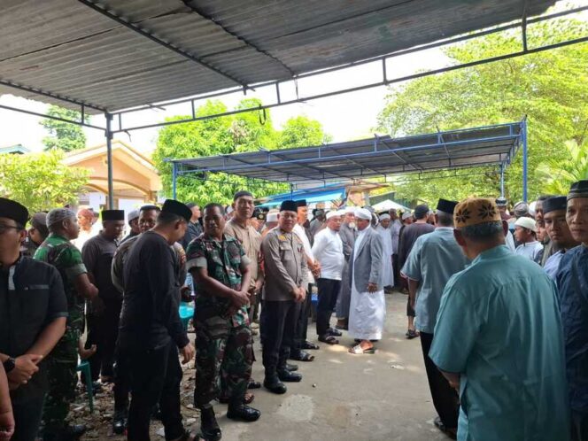
					Danramil 13/AN Kapten Inf AD. Manik beserta para Babinsa turut menghadiri prosesi pemakaman Almarhum KH. Dr. (HC) Marfin Kasduri, Jumat (13/06/2025)