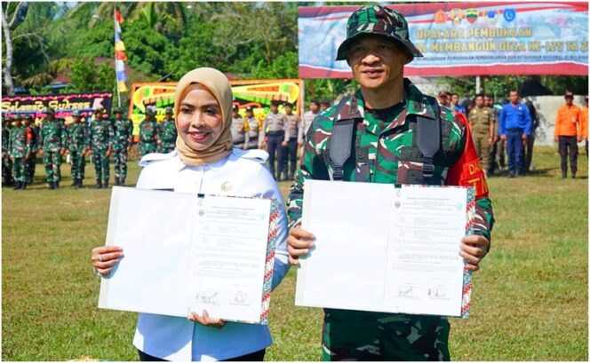 
					Tampak Bupati Labuhanbatu dan Dandim 0209/Labuhanbatu, memperlihatkan Berita Acara Penyerahan Pelaksanaan Pekerjaan TMMD Ke-125 TA. 2025