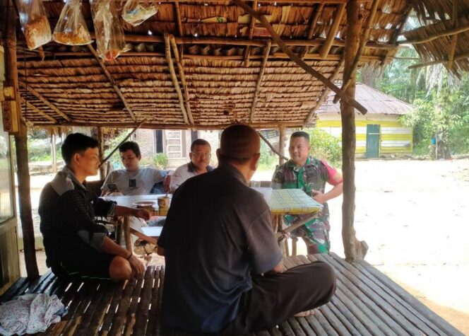 
					Babinsa Koramil 12/LP Sertu Dedi D Harahap, melaksanakan kegiatan Komsos , Selasa (01/07/2025)