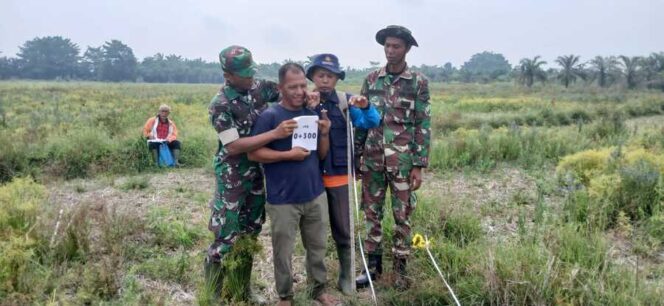 
					Babinsa Koramil 09/NL Serma Yogie Endar dan Sertu Muhammad Ridwan melaksanakan pendampingan terhadap Tim Peninjauan dari Dinas Pertanian Kabupaten Labuhanbatu Kamis (03/07/2025)