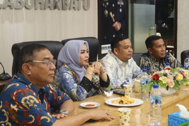 
					Dandim 0209/LB diwakili Kepala Staf Kodim (Kasdim) Mayor Inf S.H. Tanjung, bersama Babinsa Koramil 08/Rantauprapat menghadiri nonton bareng (nobar) secara virtual Pagelaran Wayang Kulit Jumat malam (04/07/2025)
