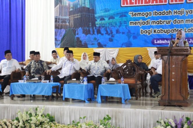 
					Kepala Staf Kodim (Kasdim) Mayor Inf S.H. Tanjung, turut hadir mendampingi Bupati Labuhanbatu Hj. dr. Maya Hasmita, M.Ked (OG), Sp.OG., penyambutan kepulangan 359 orang Jamaah Haji 