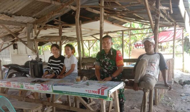 
					Babinsa Koramil 04/Labuhan Bilik Serda Mangiring Hutasoit, menjalin keakraban serta kebersamaan yang baik dengan warga binaan yang ada di Desa Perkebunan Ajamu Senin (07/07/2025)