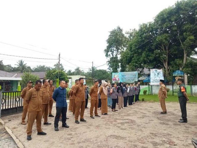 
					Babinsa Koramil 01/AK Bornok Nainggolan melaksanakan apel pagi bersama mahasiswa KKN Unimed dan perangkat Desa Damuli Kebun di Halaman Kantor Desa Damuli Kebun Kecamatan Kualuh Selatan Kabupaten Labuhanbatu Utara, Selasa (08/07/2025)