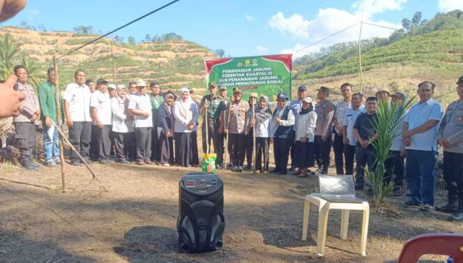 
					Danramil 07/AKB Kapten Dosran M. Siregar serta FORKOPIMCA hadiri penanaman jagung serentak di wilayah Dusun 3 Desa Meranti Omas Kecamatan NA-IX-X Kabupaten Labuhanbatu Utara, (09/07/2025)
