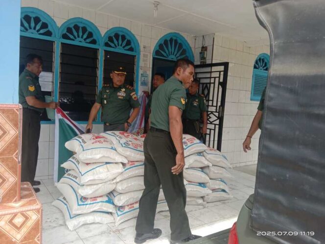 
					Koramil 01/Aek Kanopan  menyerahkan bantuan beras kepada Satuan Pelayanan Pemenuhan Gizi (SPPG) di wilayah Sumatera Utara yaitu di Kecamatan Kualuh Hulu Kabupaten Labuhanbatu Utara, Rabu (09/07/2025)