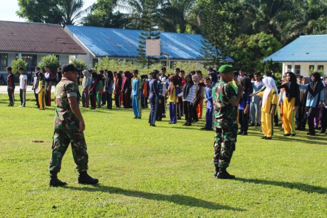 
					Babinsa Koramil 01/AK Serka Ediman Sipangkar dan Sertu Aris Gunawan berikan materi Peraturan Baris Berbaris (PBB) kepada siswa-siswi SMAN 1 Kualuh Hulu, Kabupaten Labuhanbatu Utara, Jumat (11/07/2025)