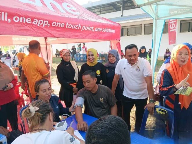 
					Danramil 13/AN Kapten Inf A.D Manik saat melakukan cek kesehatan di kegiatan Car Free Day di kawasan Pasar Rakyat Desa Pondok Batu, Kecamatan Bilah Hulu, Minggu pagi (13/07/25)