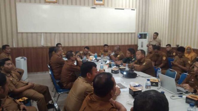 
					Kapten Inf Jendakami Sembiring  menghadiri Rapat Finalisasi Persiapan Hari Jadi Kabupaten Labuhanbatu Selatan yang ke-17 Tahun 2025 bertempat di Kantor Bupati Labuhanbatu Selatan Desa Sosopan Kecamatan Kota Pinang Kabupaten Labuhanbatu Selatan. Senin (14/07/2025)