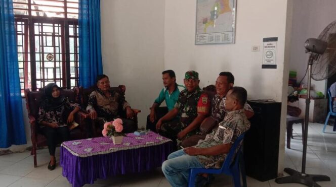 
					Babinsa Koramil 09/NL Serka Adam Malik Hasibuan, melaksanakan kegiatan komunikasi sosial (komsos) di Kantor Desa Selat Besar, Senin (14/07/2025)