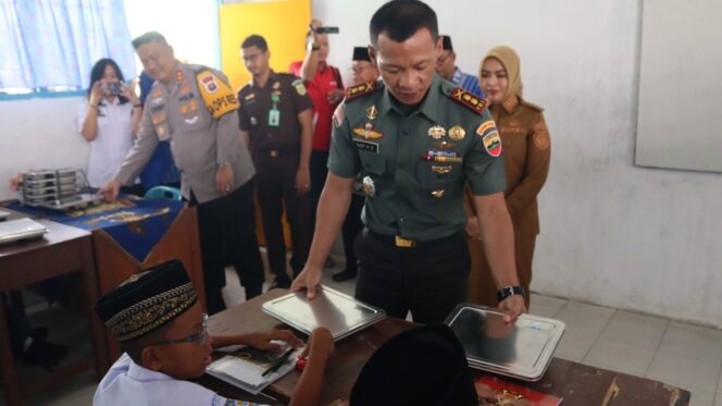 
					Dandim 0209/Labuhanbatu Letkol Inf Yudy Ardiyan Saputro, S.IP, hadir langsung dan menyampaikan komitmen TNI dalam membantu memastikan keberhasilan pelaksanaan di lapangan