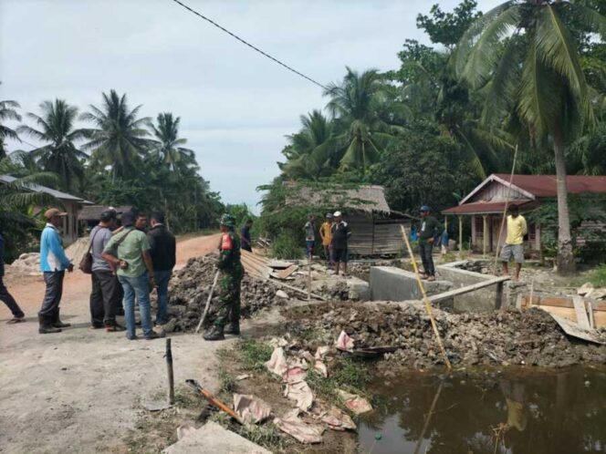 
					Babinsa Koramil 03/SB Dampingi Pengecekan dan Monitoring Pembangunan OPLAH Tahun 2025 di Desa Sei Penggantungan