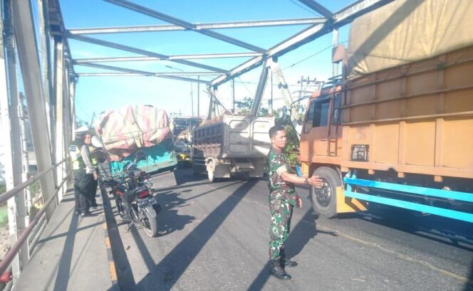 
					Personil Koramil 01/AK  Sertu GM. Simatupang mengurai kemacetan lalu lintas akibat sebuah 1 unit truk colt diesel , Jumat (18/07/2025).
