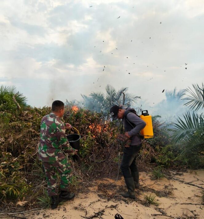 
					Babinsa 13/AN Serda Ibrahim Nasution saat membantu memadamkan api kebakaran hutan dan lahan (karhutla) yang terjadi di wilayah DesaKampung Dalam, Minggu (20/07/2025)